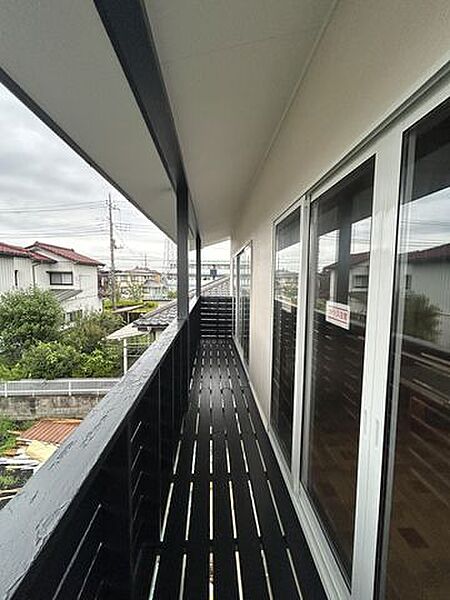 【リフォーム中】2階洋室から出入りできるベランダです。外壁塗装、デッキの塗装を行います。南側で日当たりが良いベランダ。お洗濯ものがパリッと乾いて気持ちよさそうですね。