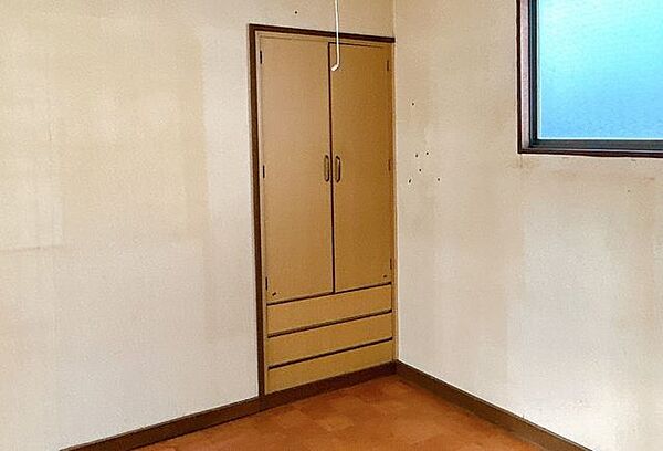 【リフォーム中】二階南側洋室の物入れはクローゼットに変更予定です。更に、建具新品交換予定です。洋服の出し入れが圧倒的に楽になります。