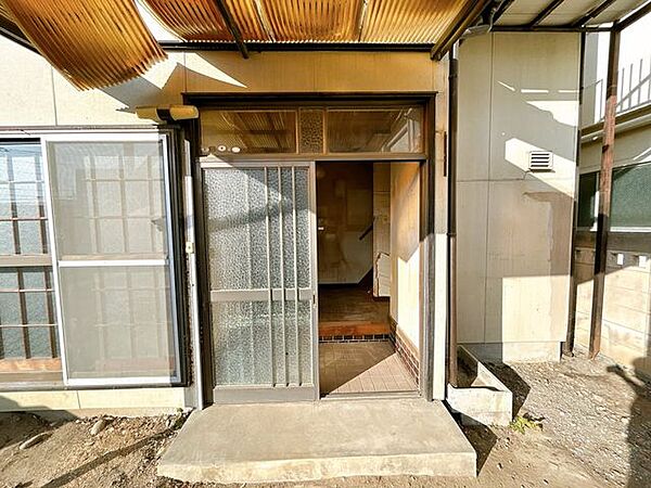 【リフォーム中】おうちの顔となる玄関は、玄関ドアの交換、玄関タイルの重ね張り、外壁塗装、照明交換を行います。モニター付きインターホン新設予定のため、防犯面も安心ですね。