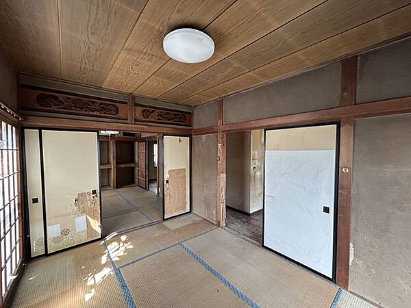 【リフォーム中】リビングは和室から洋室に間取り変更し、ご家族の様子を見ながらお料理のできる対面キッチンにする予定です。随時内覧可能のため、ぜひ現地にてご確認ください。