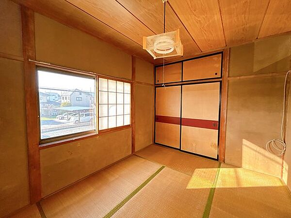 【リフォーム中】2階西側和室は、洋室に間取り変更を行います。更に、クロス張替え、照明交換等を行います。南側なので、一日を通して日当たりが良く、気持ち良い一日を過ごせそうですね。