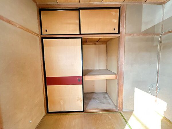 【リフォーム中】2階北東側洋室は押入れからクローゼットに変更予定です。更に、建具新品交換予定です。洋服の出し入れが圧倒的に楽になります。