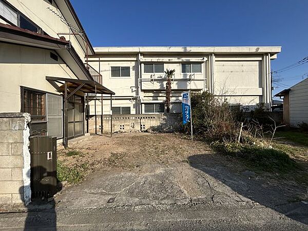 【リフォーム中】前面道路は車通りがすくないので、お庭でお子様と遊ぶ際にも安心ですね。