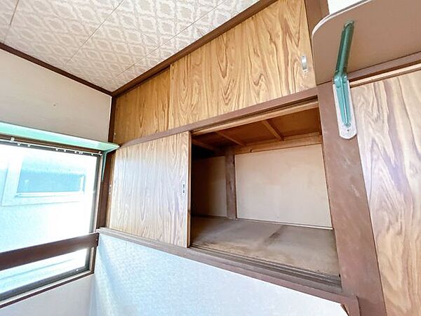 【リフォーム中】2階南側洋室は収納が2つあります。押入れを取り壊し、棚を新設する予定です。棚にすることで部屋がより広く見えるので嬉しいですね。