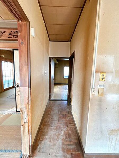 【リフォーム中】1階廊下はフローリング重ね張りと照明・クロス交換を行う予定です。廊下も毎日使う箇所なので、綺麗になると嬉しいですよね。
