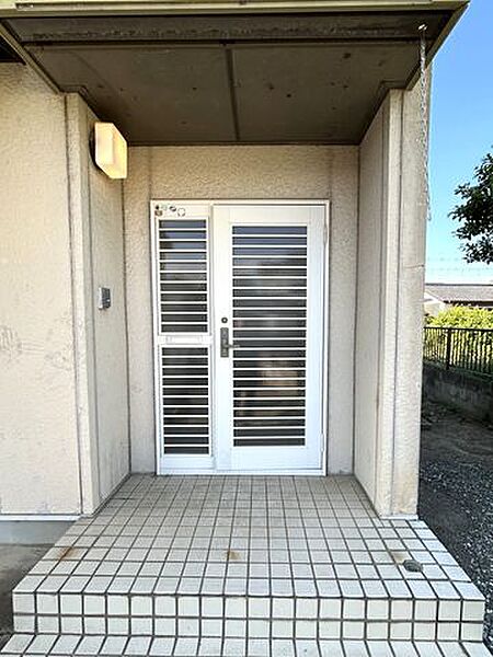 【リフォーム中】おうちの顔となる玄関は、玄関ドア交換、照明交換、玄関タイル重ね張りを行います。新設予定のインターホンはモニター付き。お子様のお留守番も安心ですね。