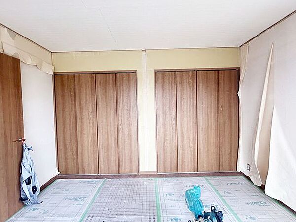 【リフォーム中】各居室の収納は、建具交換、収納内クロス張替を行います。収納の建具は開放的で邪魔になりにくい折戸へと交換します。それぞれに収納があるとお片付けに便利ですね。