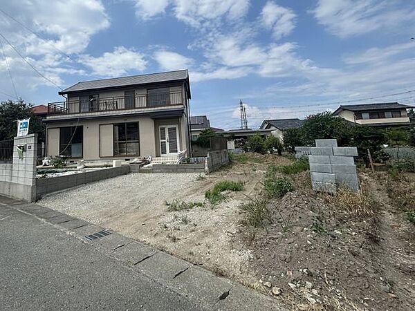 【リフォーム中】駐車場は、カーポート・門・一部塀の撤去、除草を行い、縦並列3台駐車できるよう拡張します。3台分あれば、来客用の駐車スペースも確保することもできますね。