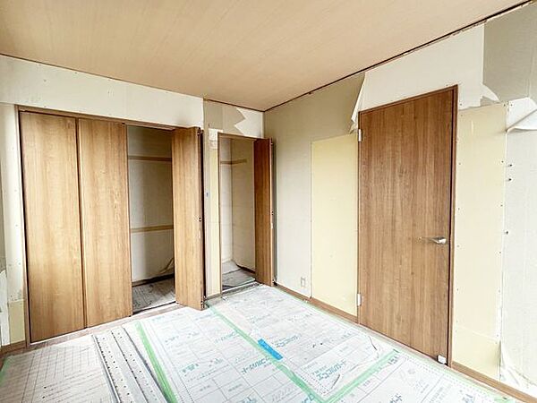 【リフォーム中】2階西側の和室は洋室へと変更します。1.5畳分の収納があるため、お洋服や季節の家電などのお片付けに便利ですね。いまならお好きなクロスをお選びいただけます。