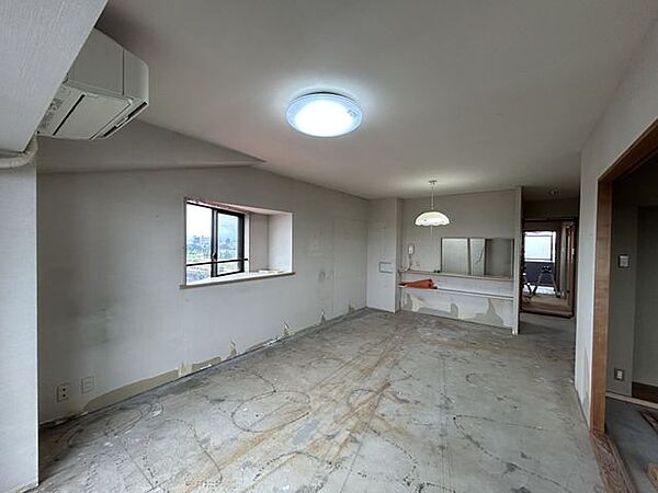 【リフォーム中】17帖のリビングです。キッチン新品交換、フローリング重ね張り、、建具交換、室内クリーニング等を行う予定です。