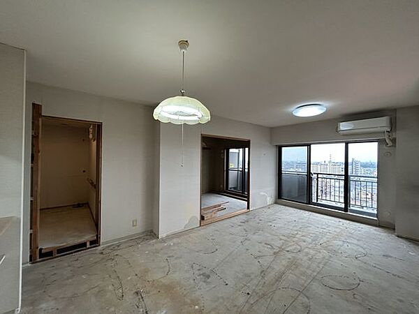 【リフォーム中】17帖のリビングです。キッチン新品交換、フローリング重ね張り、クロス張替え、建具交換、室内クリーニング等を行う予定です。
