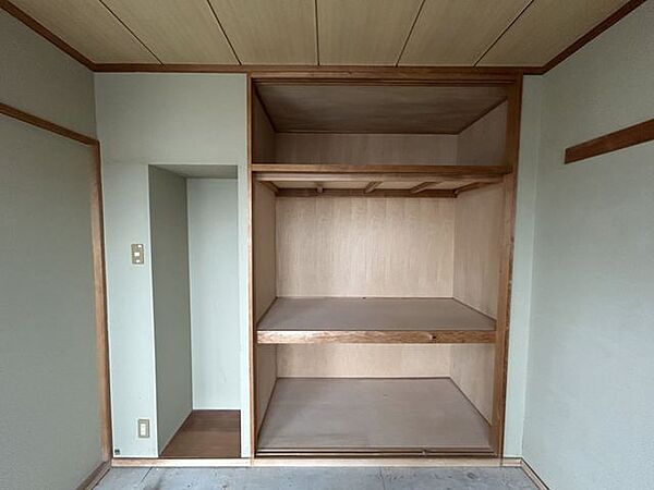 【リフォーム中】南側6.2帖洋室収納です。建具交換等を行う予定です。