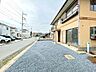 駐車場：【リフォーム中】駐車場は入口部分に新たに土間コンを打ち、既存の土間コンの部分には高圧洗浄を行う予定です。庭木伐採、壁付け孔子の撤去によって、並列3台分の駐車スペースを確保できるようになる予定です。