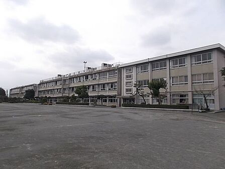 【周辺環境/中学校】前橋市立第五中学校まで700m(徒歩9分)。