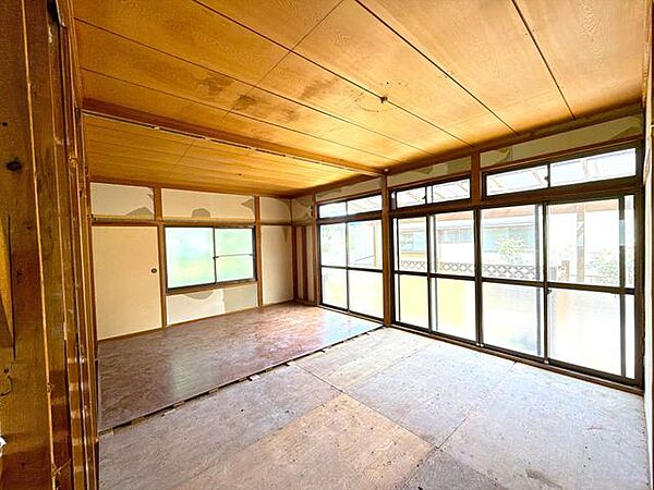 【リフォーム中】和室6帖は東側洋室6帖と繋げて12帖のLDKに間取り変更予定です。間取り変更によって2部屋分の窓が1部屋に集約されているので、暖かみのあるリビングで家族団欒の時間を過ごせそうですね。