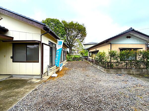 【リフォーム中】南側はお庭付きです。ウッドデッキを撤去し、砕石を敷きこむ予定です。物置を置いたり、ガーデニングを楽しんだりできます。駐車スペースとしてもご活用できますね。