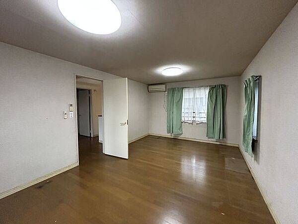 【リフォーム中】2階洋室14帖はフローリング重ね張り、クロス張替え、照明交換、サッシクリーニング等を行う予定です。