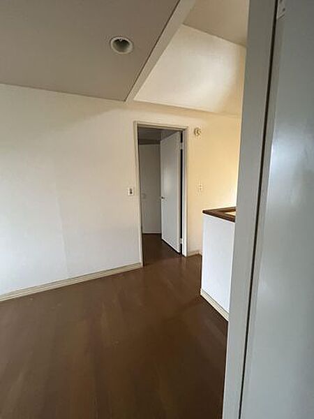 【リフォーム中】2階廊下はフローリング重ね張り、クロス張替え、照明交換等を行う予定です。廊下は各部屋を繋ぐ使用頻度の高い部分なので綺麗になると嬉しいですね。