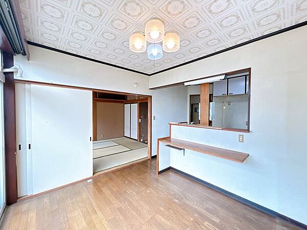 【リフォーム中】リビングは南側の和室を繋げて、約18.25帖のリビングに生まれ変わります。テーブルやソファ、テレビを置いてもゆとりがある広さです。ぜひ現地をご覧ください。