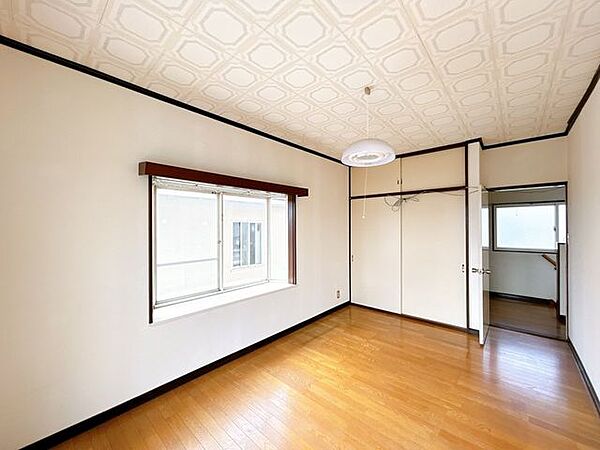 【リフォーム中】2階西側洋室はフローリング重張り、壁・天井のクロス張替え、建具交換、照明交換等を行います。