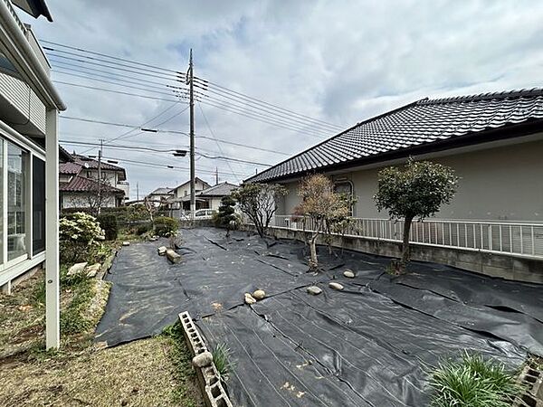 【リフォーム中】庭はサンルーム、庇、庭石を撤去し、庭木伐採を行うことで、空間的・視覚的に広くなるようにし、除草、砕石敷き込み等を行います。