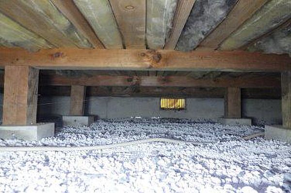【床下】中古住宅の3大リスクである、雨漏り、主要構造部分の欠陥や腐食、給排水管の漏水や故障を2年間保証します。
