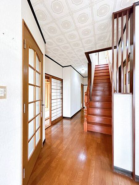 【リフォーム中】1階廊下は、フローリング重張り、壁・天井のクロス張替え、建具交換、照明交換等を行います。廊下は毎日使う部分なので、綺麗になると嬉しいですね。