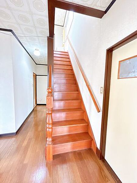 【リフォーム中】階段はフローリング重張り、壁・天井のクロス張替え、照明交換、手すり交換等を行います。ご高齢の方やお子様も安心です。