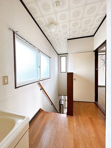 【リフォーム中】2階廊下はフローリング重張り、クロス張替え、建具交換、照明交換等を行う予定です。