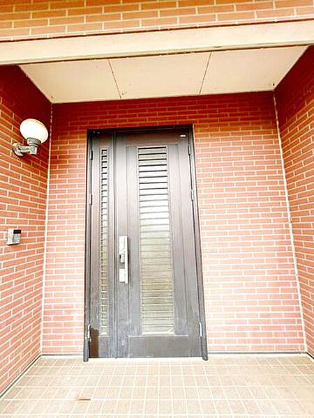 【リフォーム中】玄関外部は壁付けの照明、玄関ドア、タイルを交換する予定です。玄関はおうちの顔ともいえるので、綺麗になると嬉しいですね。