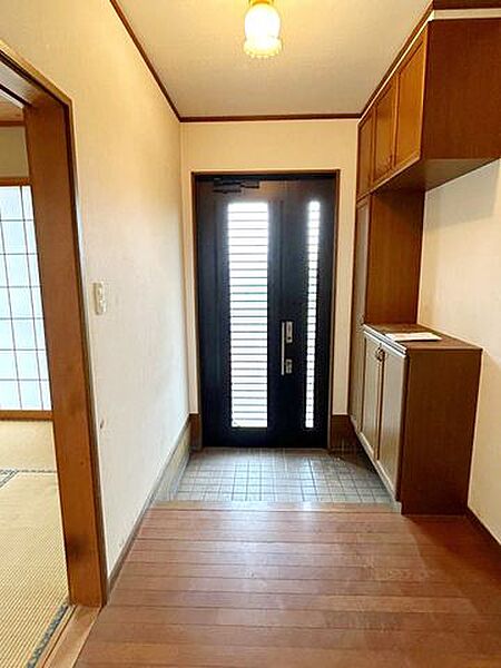 【リフォーム中】玄関内部はタイル重ね張りを行う予定です。玄関はおうちの顔ともいえるので、綺麗になると嬉しいですね。