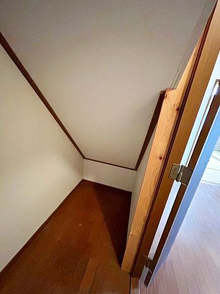【リフォーム中】1階階段下収納は建具交換とフロアタイル重ね張りを行う予定です。掃除用具・家電・防災用品などを収納できて便利ですね。