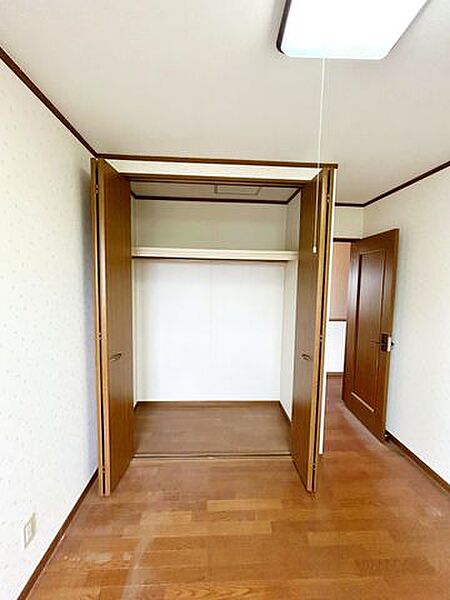 【リフォーム中】2階中央洋室クローゼットは建具新品交換予定です。収納力豊富なので、様々な活用法がありますね。