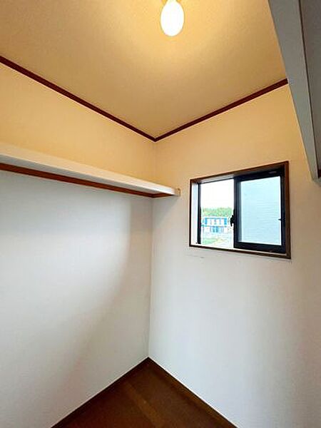 【リフォーム中】2階西側洋室クローゼットは建具新品交換予定です。洋服だけでなく、スーツケースやスノーボードや季節家電などを1か所にまとめることができて大変便利ですね。