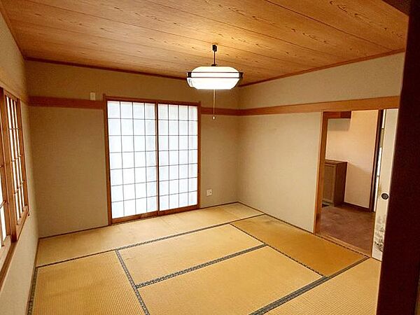 【リフォーム中】1階の和室は畳の表替えや襖張替え、照明交換、障子の張替えを行います。落ち着いた雰囲気のある和室のため来客室として活用できそうですね。