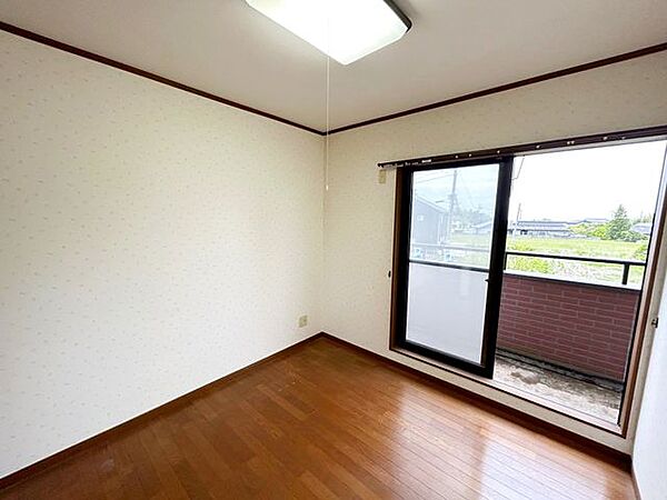 【リフォーム中】2階の洋室は、フロアタイル重ね張りやクロス張替え、照明交換、建具交換等を行います。2階の3部屋全てベランダに面しているため、お洗濯物の取り込みがしやすいですね。