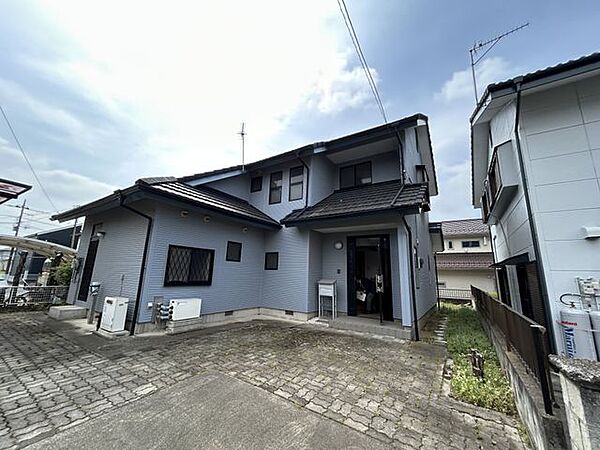 【リフォーム中】駐車場はカーポートを撤去し高圧洗浄を行う予定です。3台駐車可能です。車社会の群馬県では3台駐車があるのは嬉しいですね。