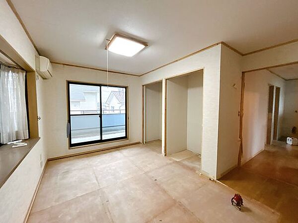 【リフォーム中】2階東側和室は洋室に間取り変更予定です。それに伴って、フローリングを張り、壁・天井をクロス仕上げし、建具交換、照明交換等を行う予定です。