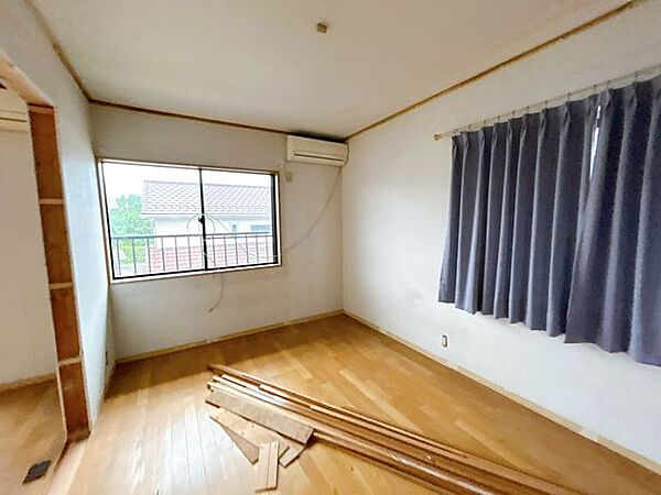 【リフォーム中】2階西側洋室は中央洋室と同様にフローリング重ね張り、壁・天井のクロス張替え、建具交換、照明交換等を行う予定です。