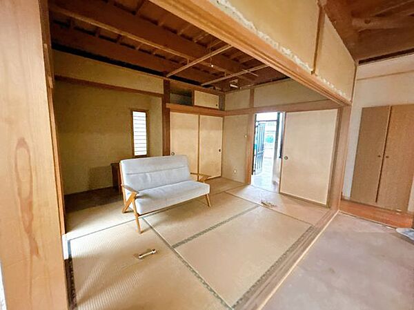 【リフォーム中】1階西側和室は畳の表替えを行い、襖張替え、クロス仕上げ、照明交換等を行う予定です。綺麗に生まれ変わることで客間として活躍できそうですね。