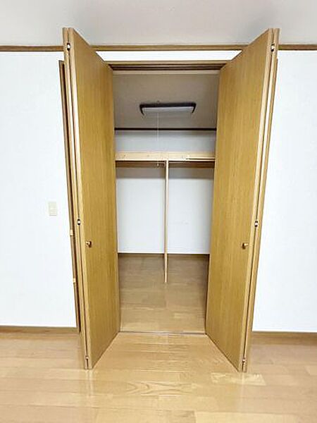 2階西側10帖洋室にはウォークインクローゼットがあります。