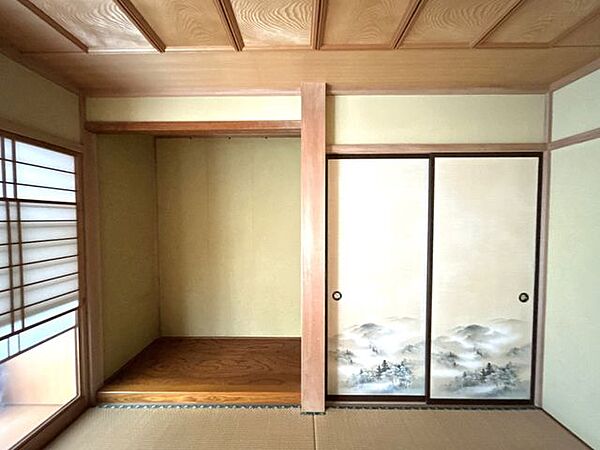 1階西側和室の押入れと床の間です。