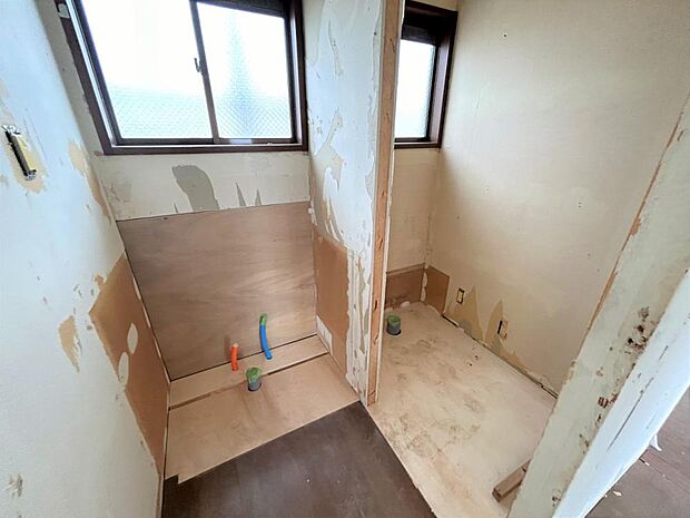 【リフォーム中】2階のトイレです。トイレは新品に交換し、横に手洗いスペースを新設します。就寝時に階段の上り下りが必要ないので、あると嬉しいですね。