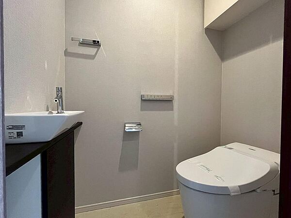 独立した手洗い場が設けられた、ゆとりあるトイレ空間。