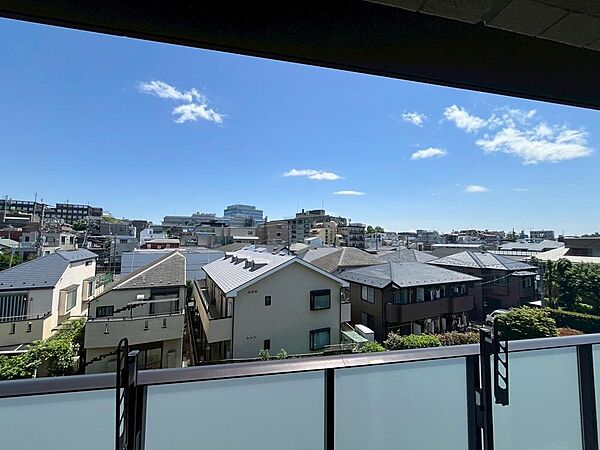 視界の先に広がる東の空。季節や時間によって表情を変える景色を、日常の一部として楽しめます。