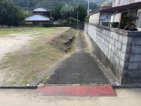 北側接道は西予市道　垣生５号線です。幅員が１．８ｍ程度しかないため、こちらからの出入りはできません！
