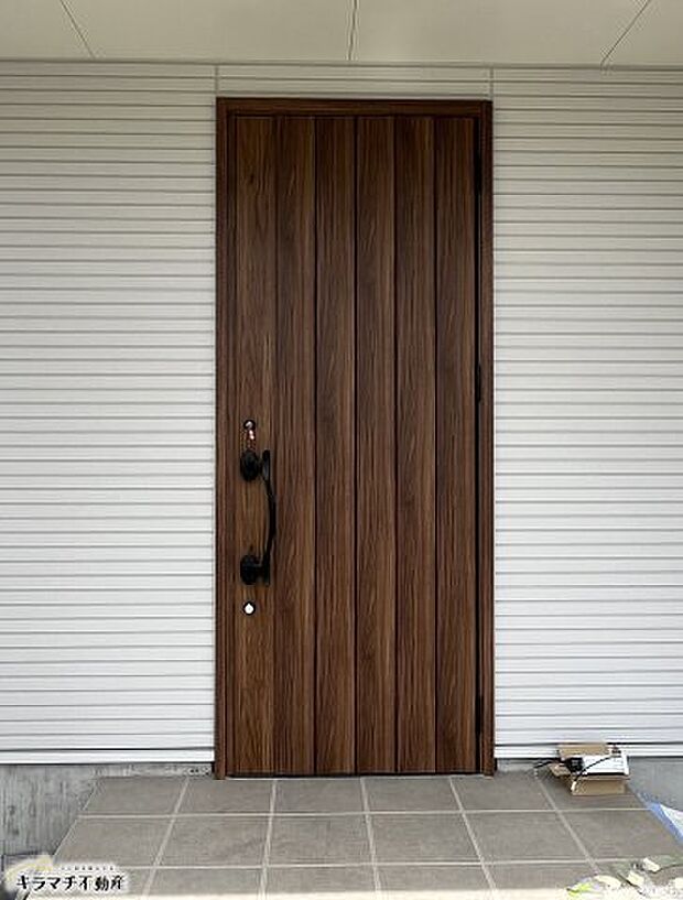 洋風のお洒落な玄関ドアです！　