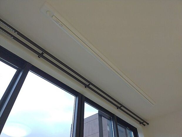 室内物干しで一番場所をとらない天井吊り下げタイプの物干し設備があります。