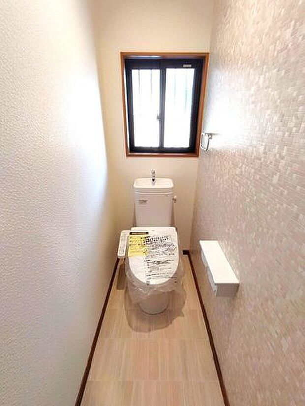 壁と床のアクセント柄が素敵なトイレ空間。