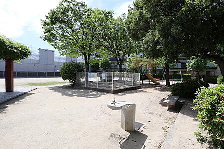目の前には公園がある閑静な住宅地です